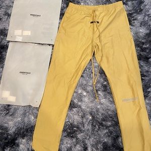 Fear of god essential pants size medium new with packaging